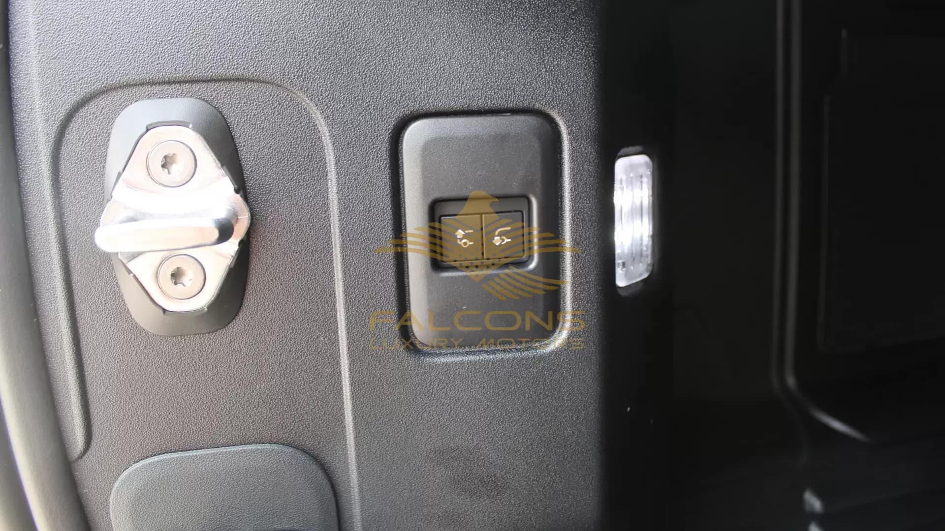 3.0L V6 110 P400 X-Dynamic SE 5DR - AT - Image 14