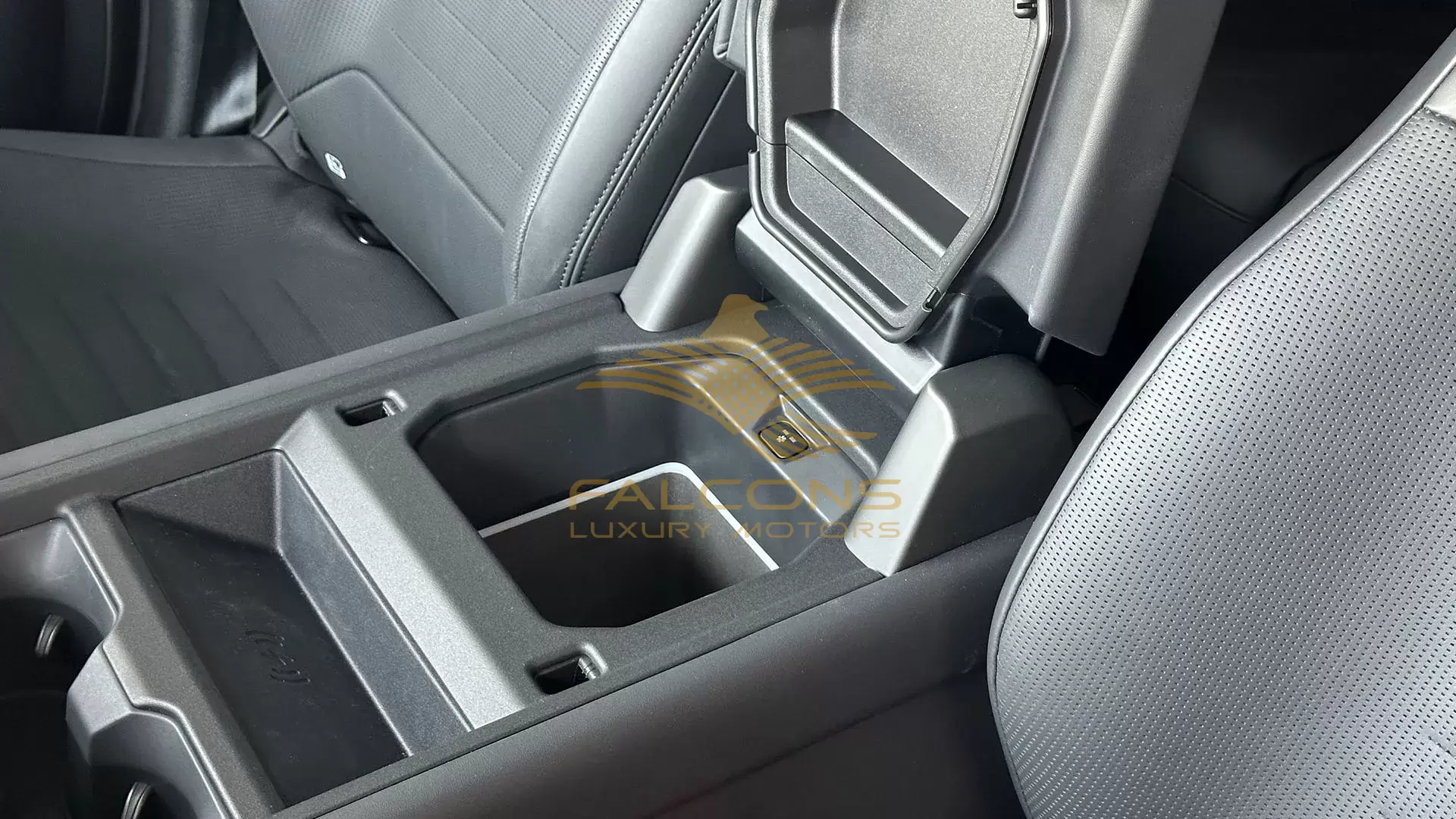 4.4L OCTA AWD 5DR SWB 635PS AT - Image 18